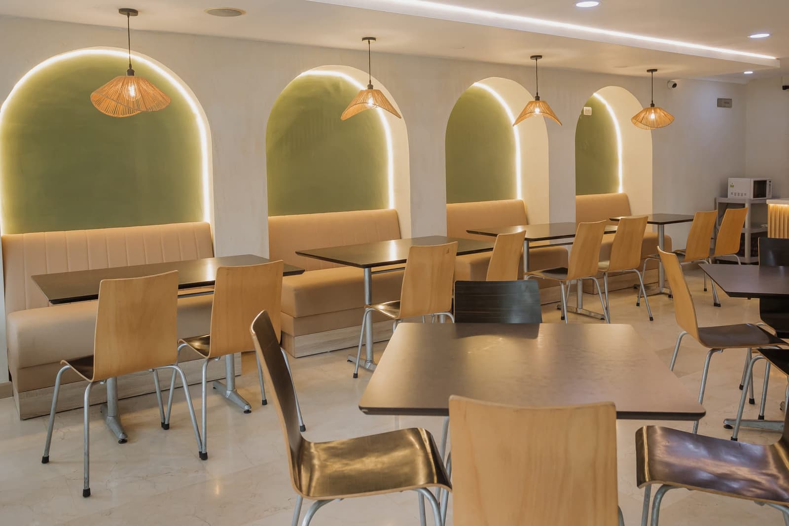 Restaurante del Hotel Portón Sabaneta con arcos verdes retroiluminados