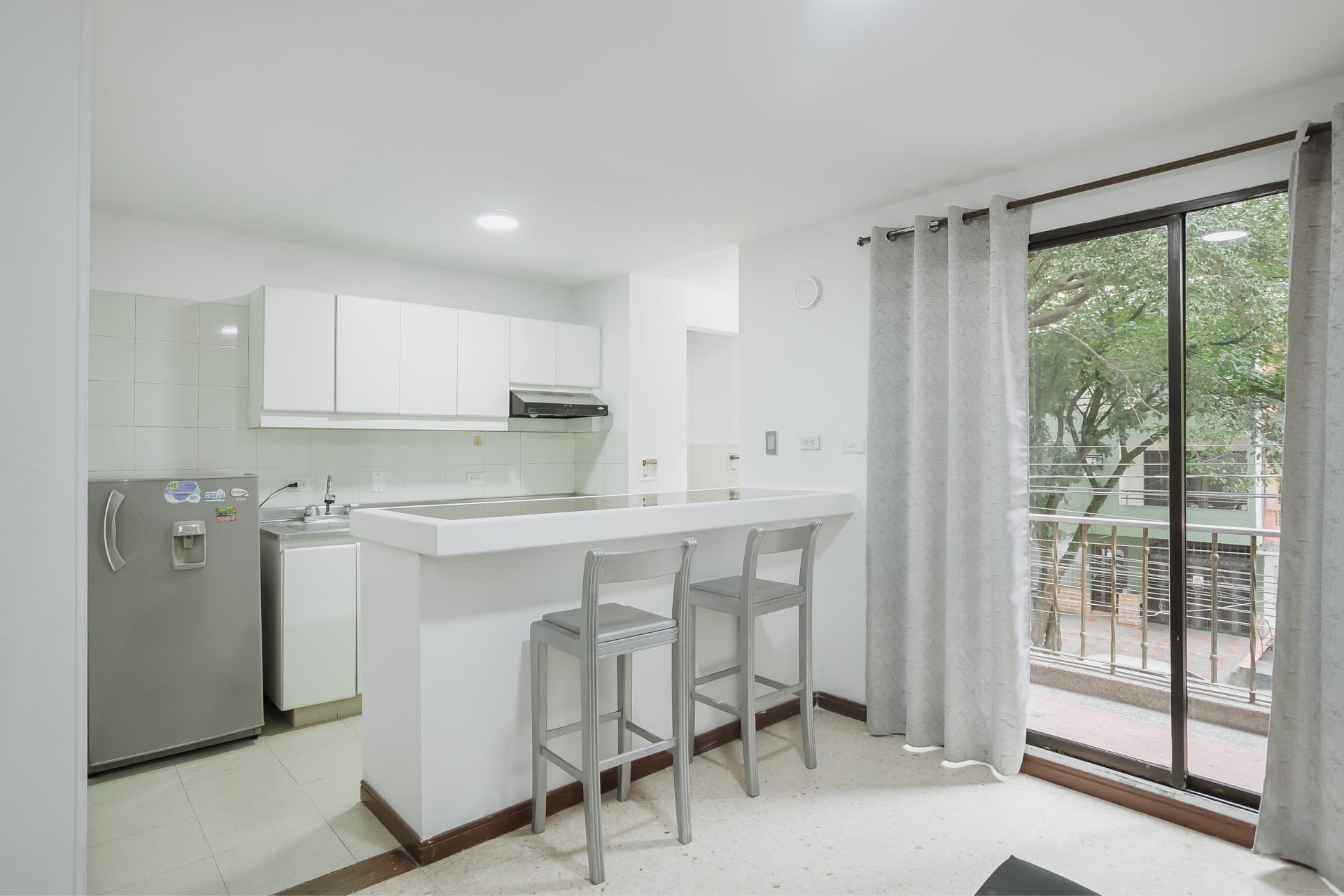 Cocina equipada de aparta-suite en Torre Primavera con balcón verde