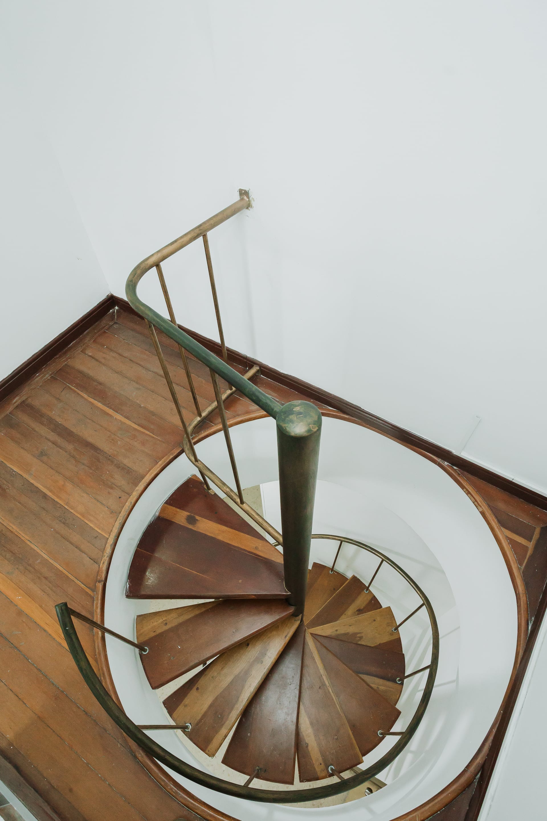 Escalera de caracol en madera del Hotel Torre Primavera