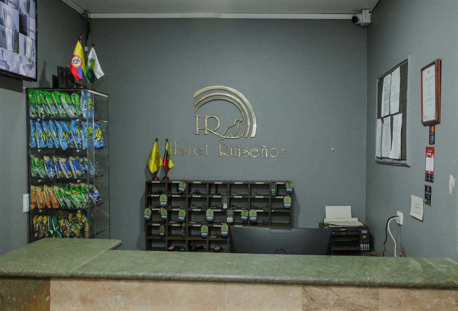 Letrero dorado en la recepción del Hotel Ruiseñor